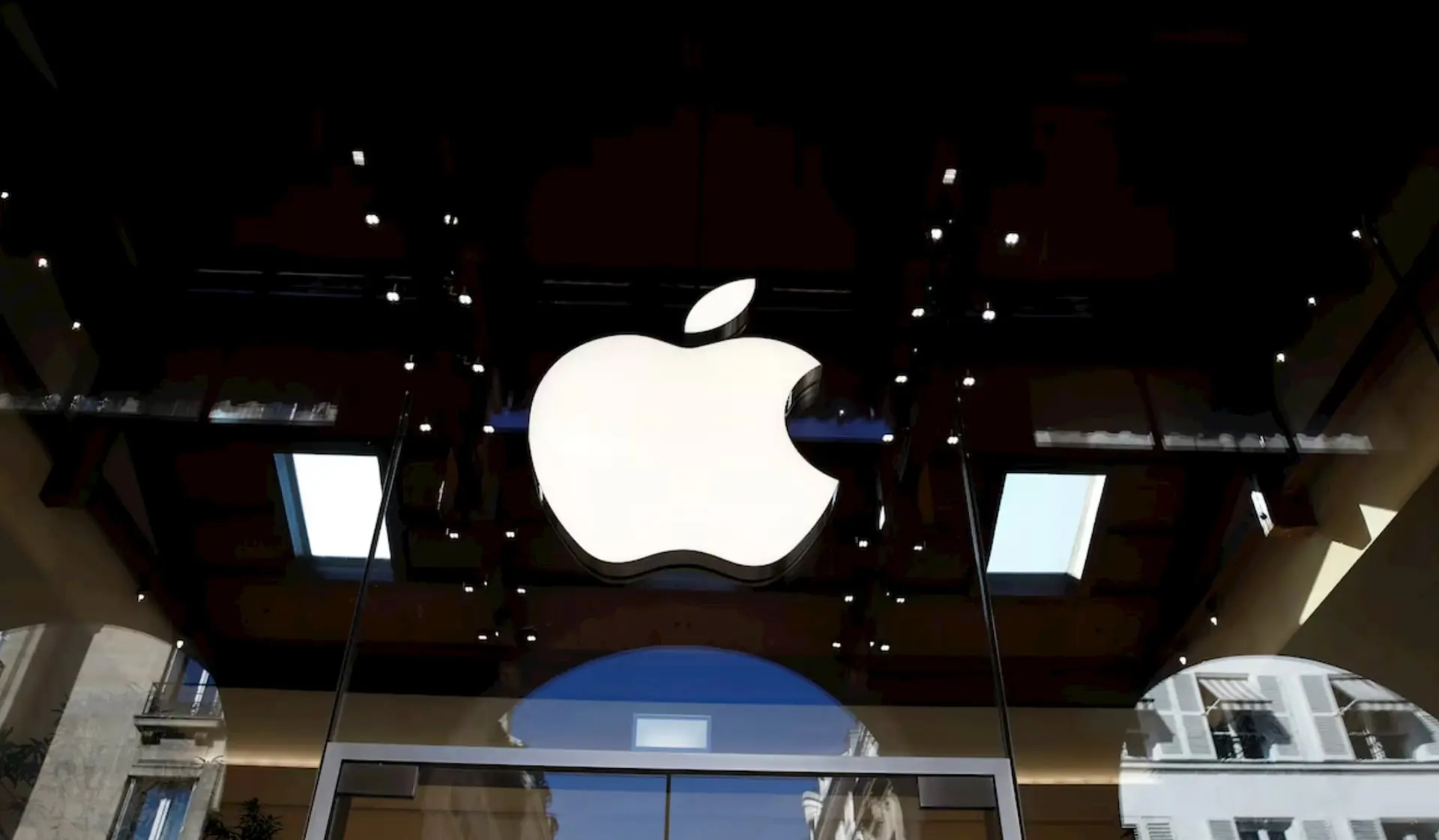 Apple Invests $500 Billion in the U.S. to Create 20,000 R&D Jobs, Trump Thanks Tim Cook